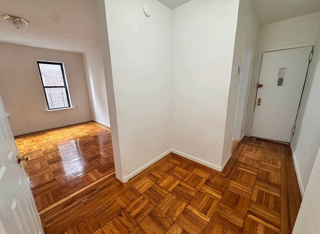 Foto del edificio - 2851 Valentine Ave