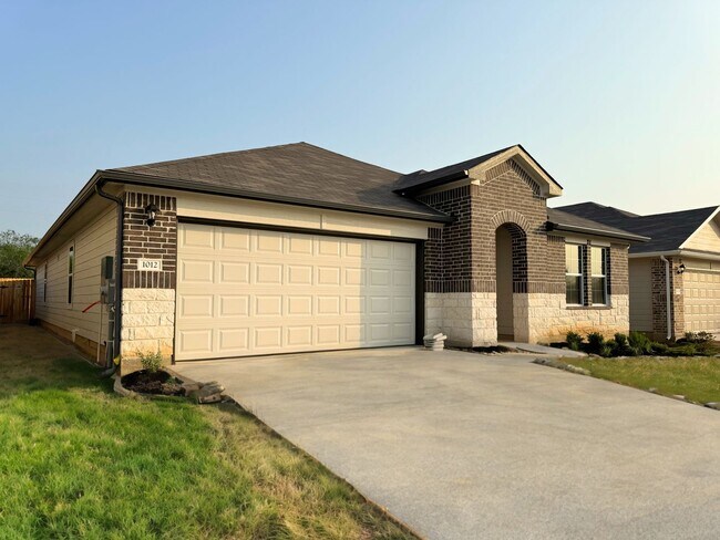 Building Photo - 4 BR + OFFICE/ 3 BA in Seguin - 2042 SF on...