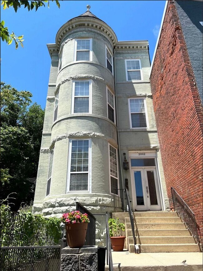 Foto del edificio - Spacious 2BR/2.5BTH English Basement Apart...