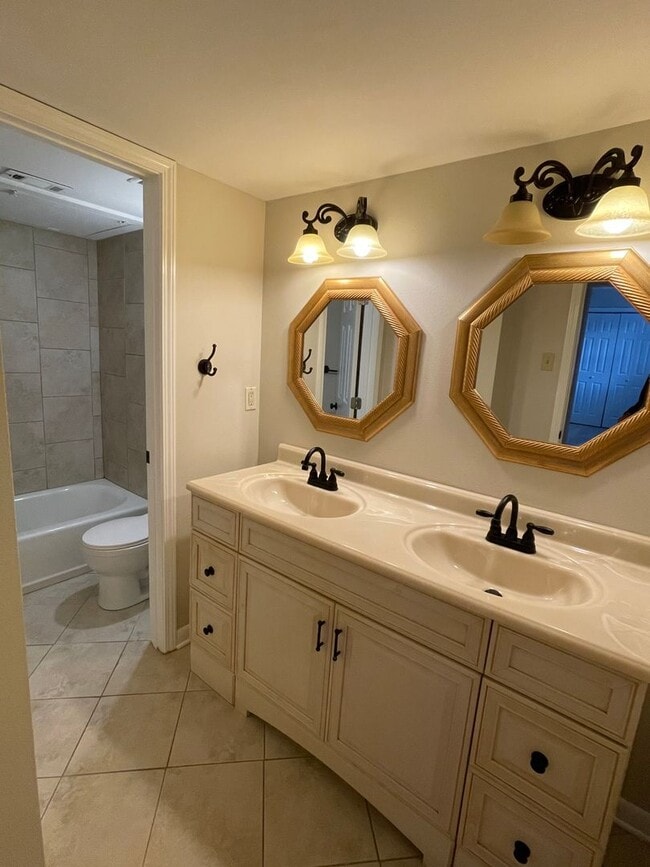 Building Photo - 2Bd/1.5Ba Townhouse located on the Germantown/Memphis Line!