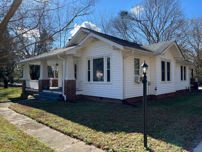 Building Photo - Charming 2-bedroom, 1-bathroom house