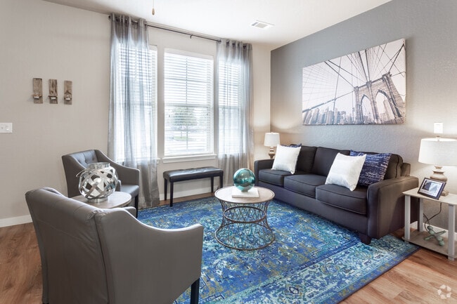 1BR,1BA,816SF - Grand Courtyard - Reserve at Romeoville