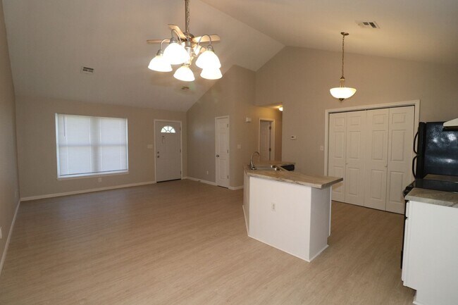 Building Photo - Remodeled Duplex Rent ready!