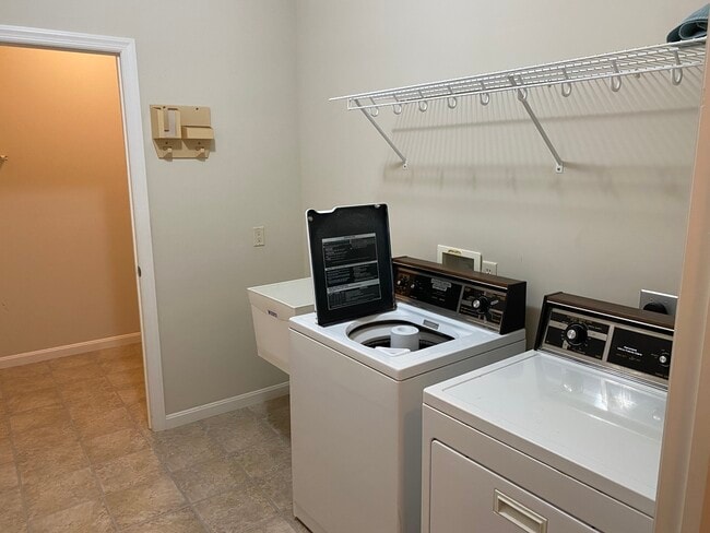 Building Photo - 1307 Bridgewater Way N