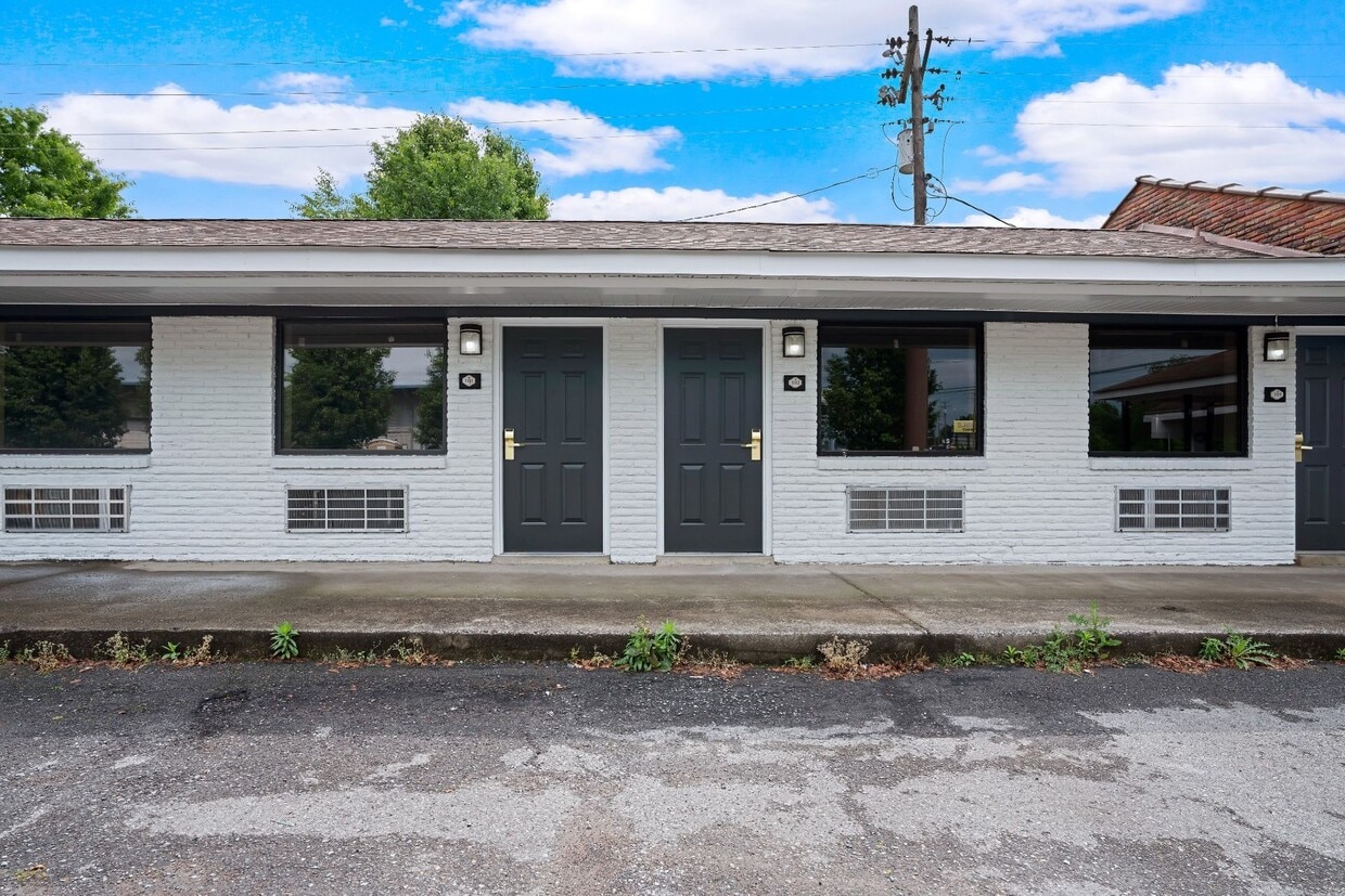 Primary Photo - 905 Providence Blvd