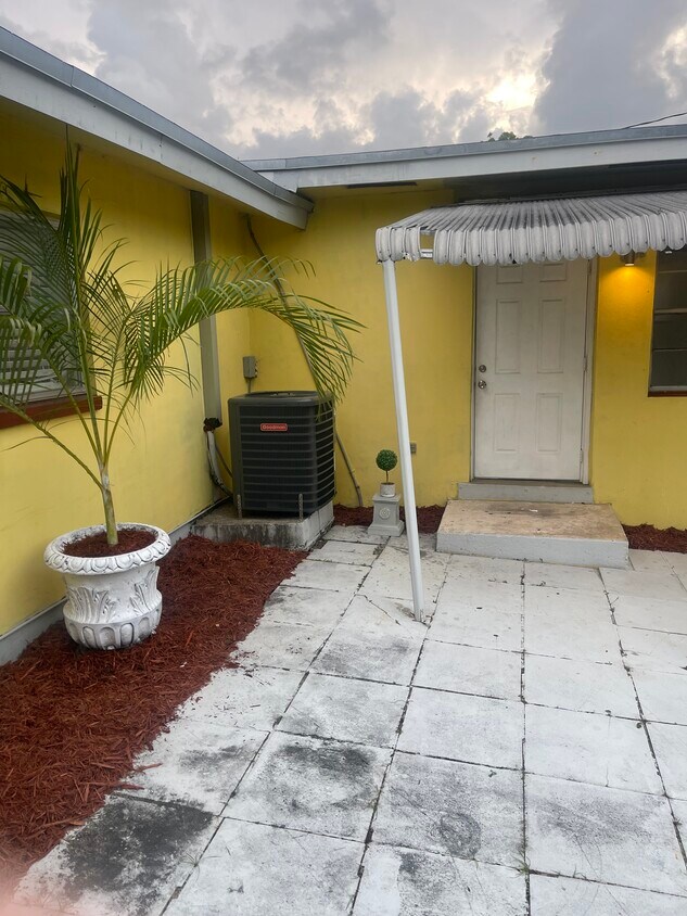 563 NW 17th Pl Unit Studio, Fort Lauderdale, FL 33311 Apartments in