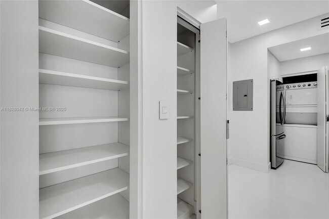 Building Photo - 888 Brickell Key Dr