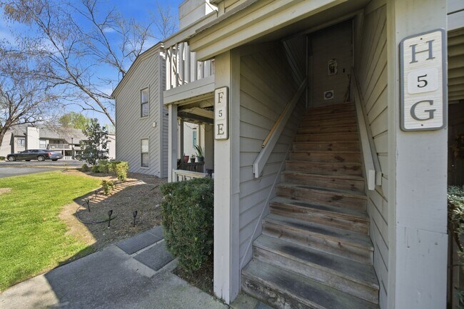 Foto del edificio - 2 Bedroom Condo in Deerwood Knoll
