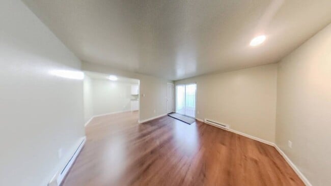 Building Photo - Updated Unit Northside