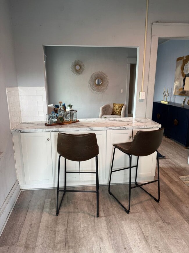 Building Photo - NOW LEASING! Renovated 1 bed, 1 bath avail...