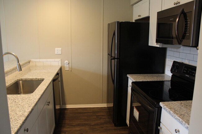 Foto del edificio - 23700 W Warren Ave
