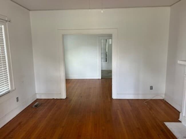 Building Photo - Quiet Downtown property