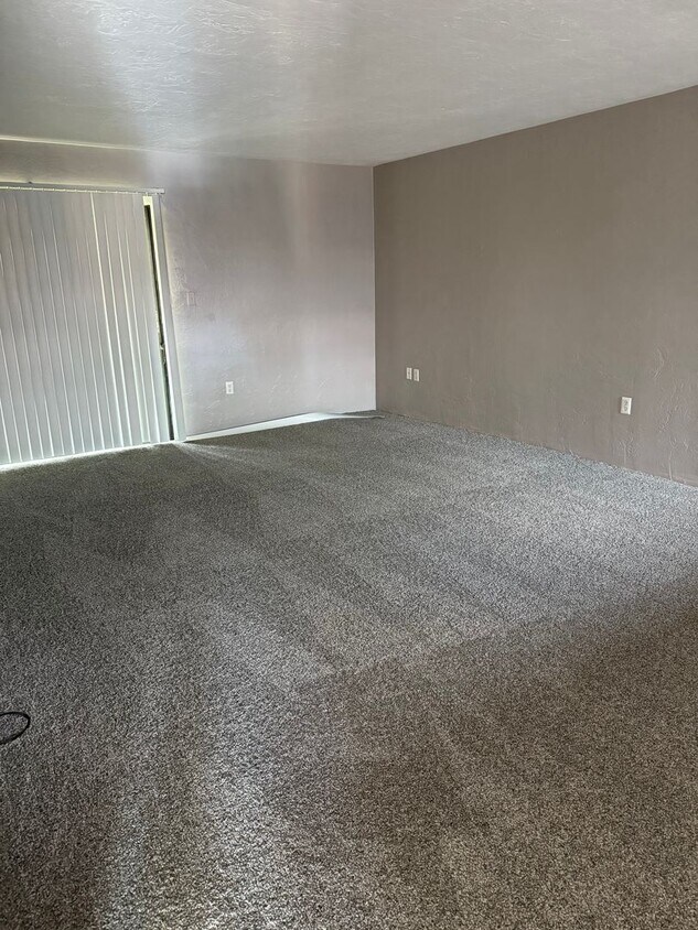 Foto principal - Location, location, location! 876 SF Unit-...