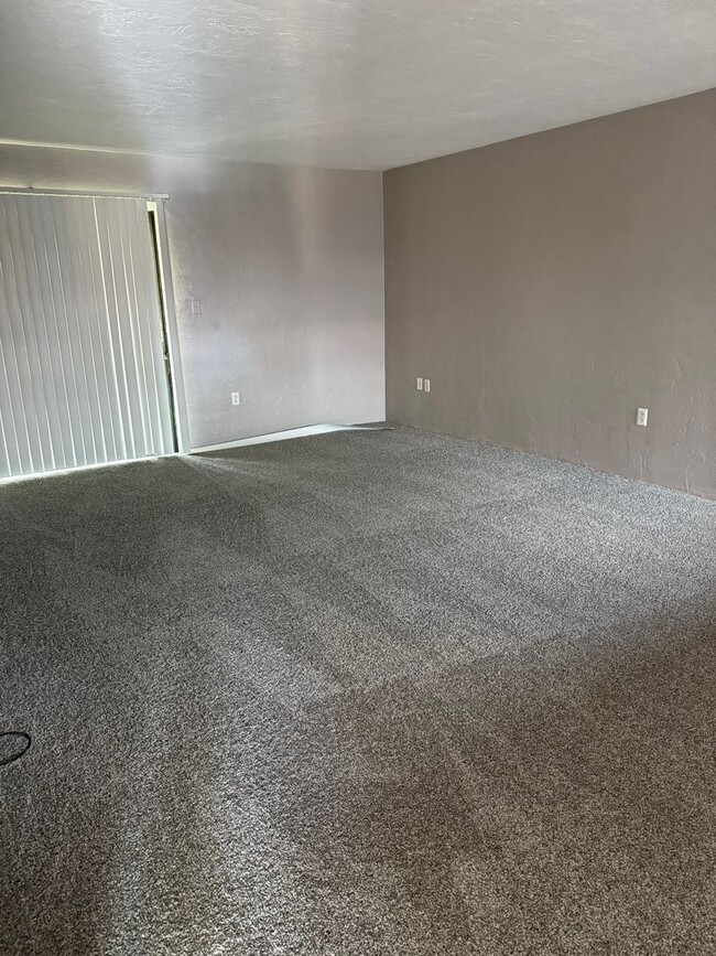 Building Photo - Location, location, location! 876 SF Unit-...