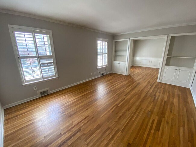 Foto del edificio - 4 bed, 2.5 bath home in East Memphis near CBHS, Shelby Farms, and Baptist Hospital