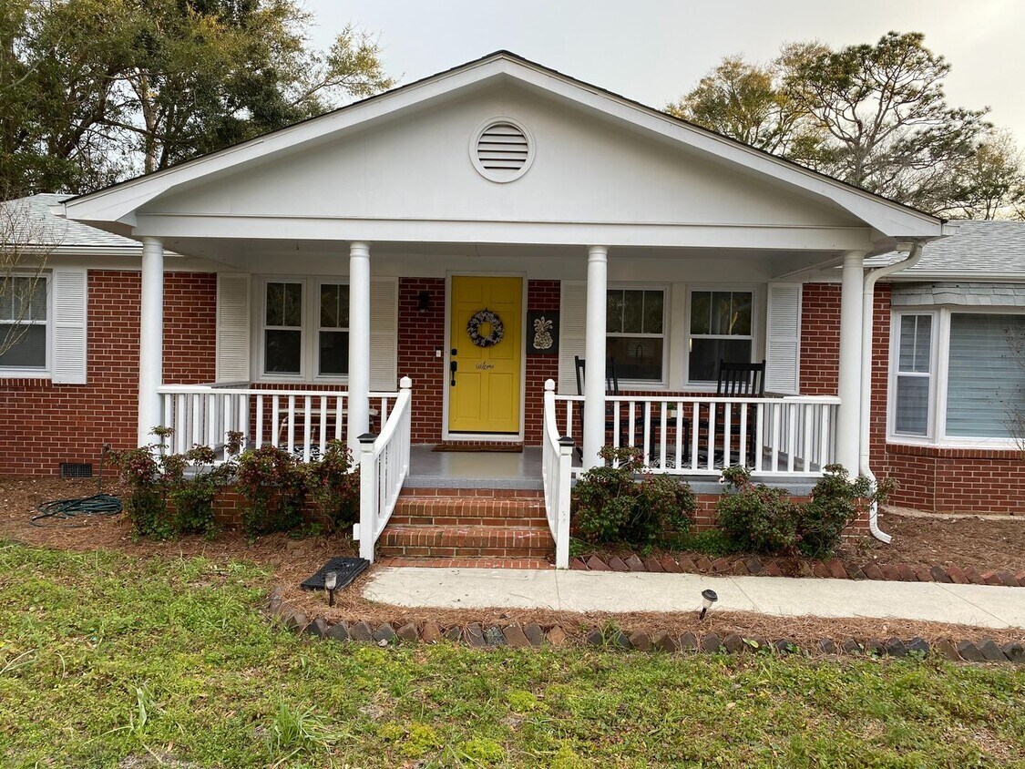FURNINSED Beautifully REMODELED Brick Ra... - FURNINSED Beautifully  REMODELED  Brick Ra...