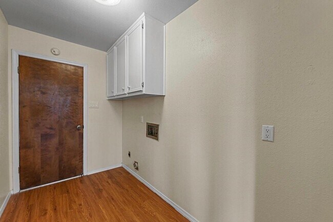 Building Photo - 8721 Hidden Hill Dr
