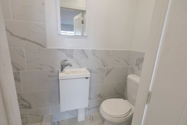 Building Photo - ??? RECENTLY UPDATED, 2 BEDROOMS AND 3 BAT...