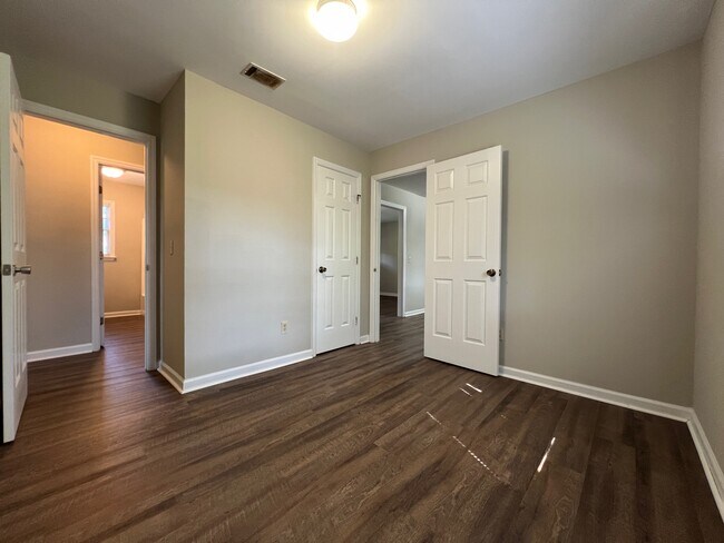 Building Photo - 122 Anthony St