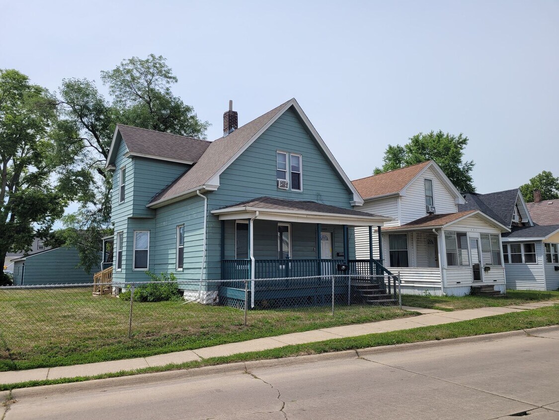 Primary Photo - SW 3 bedroom 1 bath duplex with 1 stall ga...