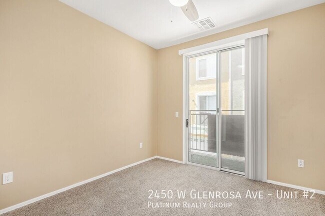Foto del edificio - 2450 W Glenrosa Ave