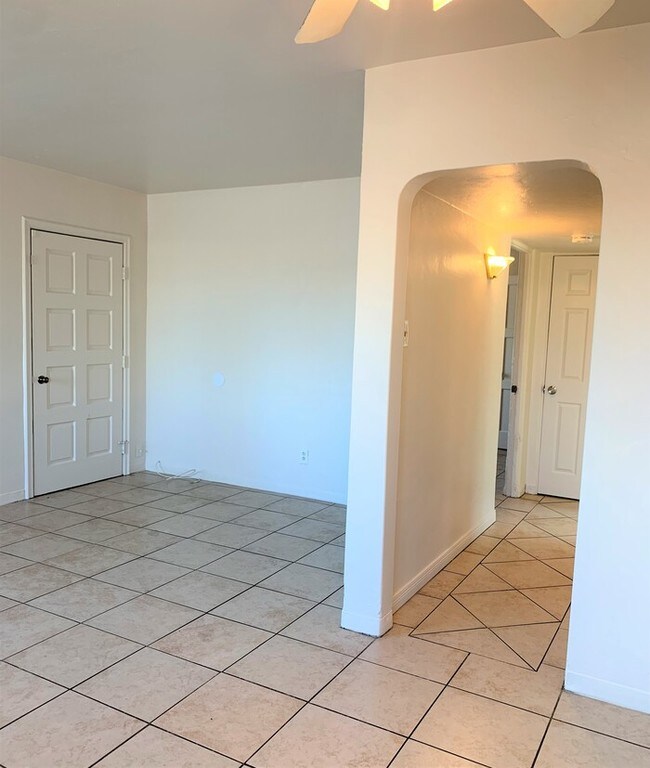Building Photo - Cute 2BR 1BA Phoenix Unit AVAILABLE NOW!