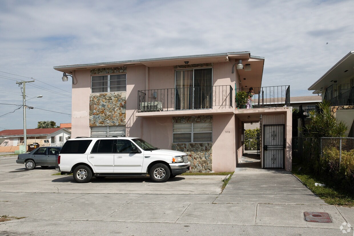 Foto del edificio - 995 W 23rd St