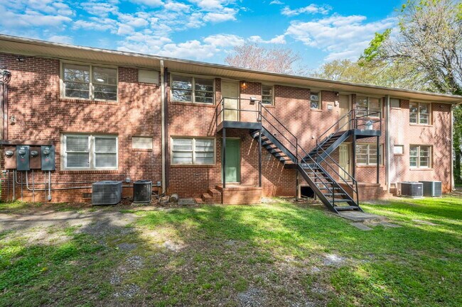 Foto del edificio - 2 Bed / 1 Bath Bottom Unit Duplex Convenient Spartanburg Location with Modern Features $1000/mo rent