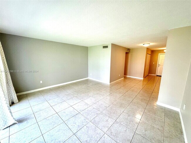 Building Photo - 9353 Fontainebleau Blvd