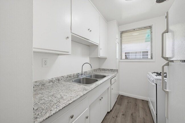 Building Photo - 333 Rexford Dr