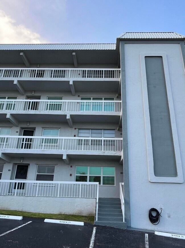 Foto del edificio - 155 Yacht Club Dr