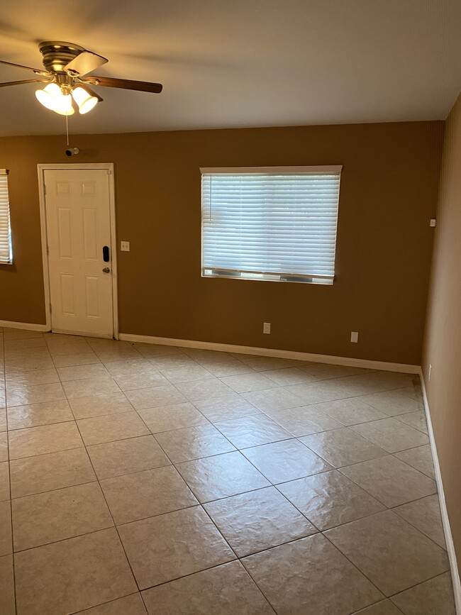 Foto del edificio - 16510 Lakeshore Dr