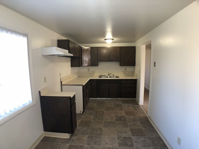 Building Photo - 3 bed 2 bath with basement