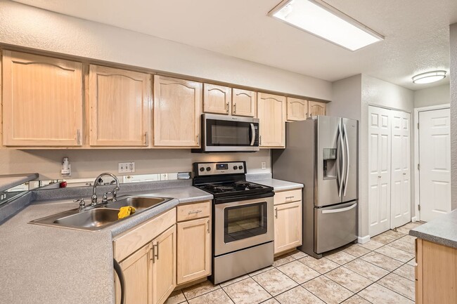 Building Photo - Beautiful end unit townhome with 2 bedrooms and 2.5 bath in a quiet and friendly neighborhood.