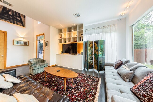 Foto del edificio - Gorgeous Fully Furnished Home in Brentwood...