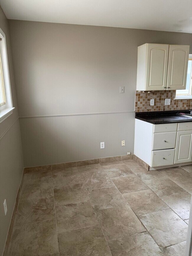 Foto del edificio - 2399 Emmons Ave