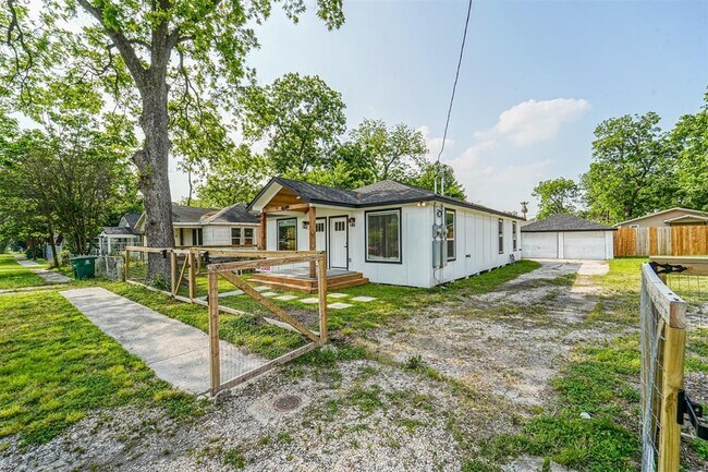 Building Photo - 4049 Lucille St