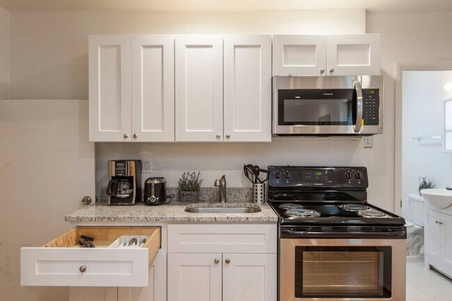 Foto del edificio - Beautiful and spacious 2 bedroom Apartment with Deck in Society Hill, right on South Street