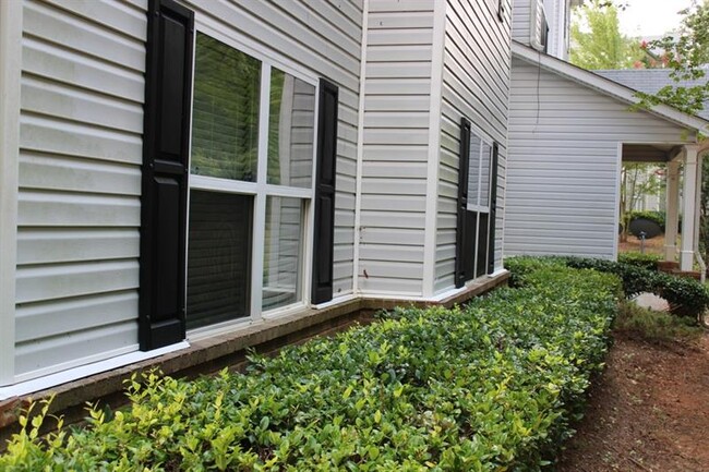 Building Photo - 2104 Fairington Ridge Cir