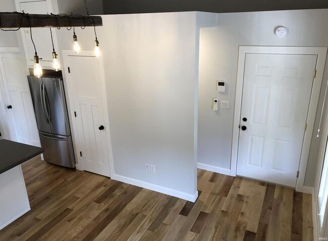 Building Photo - 726 W 6th St