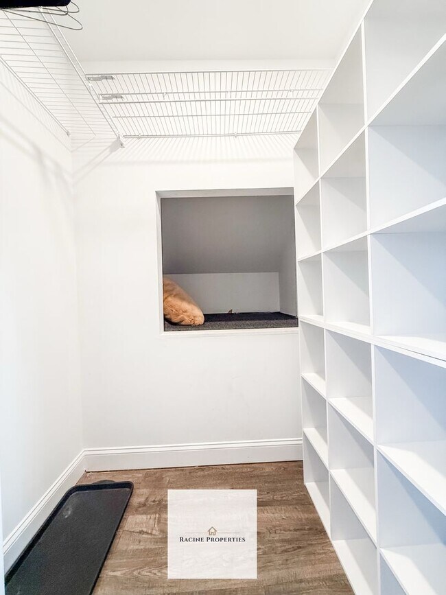 Foto del edificio - Furnished One Bedroom Available NOW!