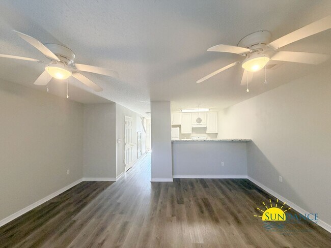 Building Photo - Freshly Painted 2 Bedroom Townhouse in Mary Esther!