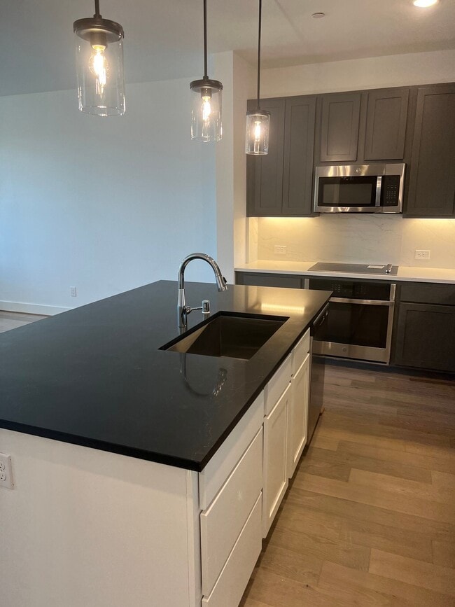 Building Photo - 8903 Cave Springs Mews