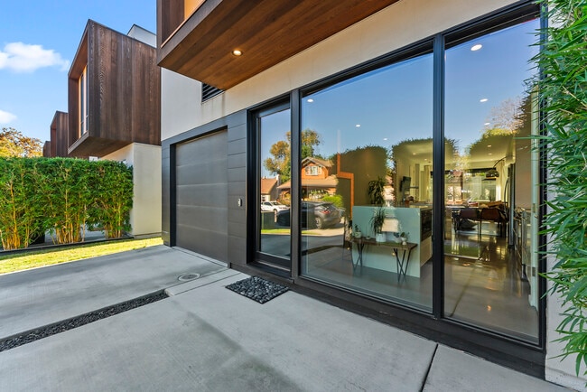 Building Photo - 1008 Yale St