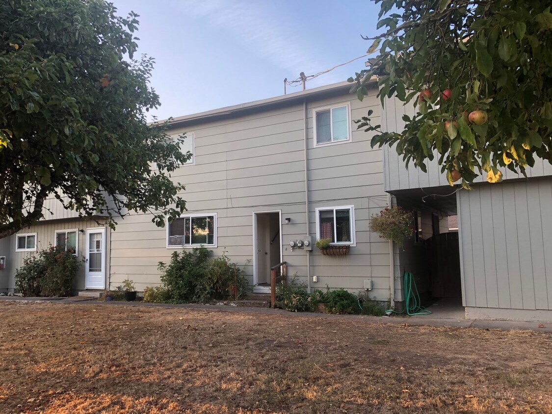 Large upstairs 2 bedroom apartment! - Large upstairs 2 bedroom apartment!