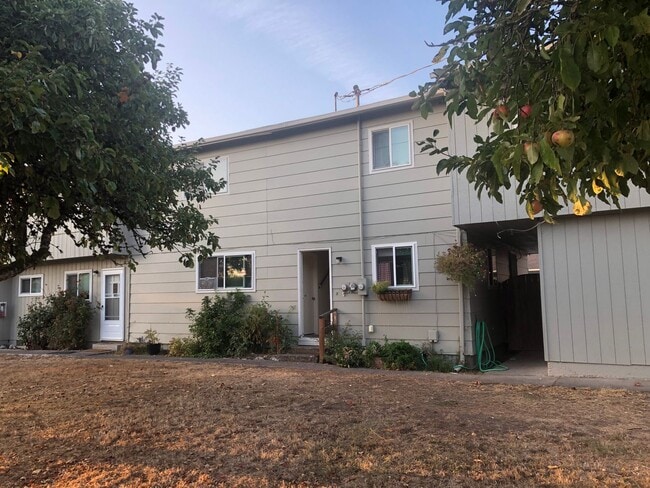 Large upstairs 2 bedroom apartment! - Large upstairs 2 bedroom apartment!