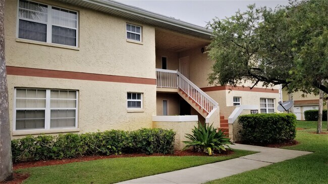 Building Photo - 1550 SE Royal Green Cir