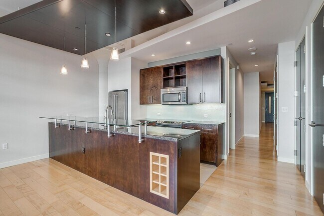 Foto del edificio - Come Live in Historic Montgomery Plaza- East Tower- 2 bed, 2 bath- 76107