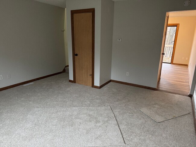 Building Photo - 2 bedroom duplex