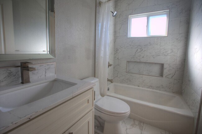 Foto del edificio - Sapcious remodeled Sundale w/ open floorplan